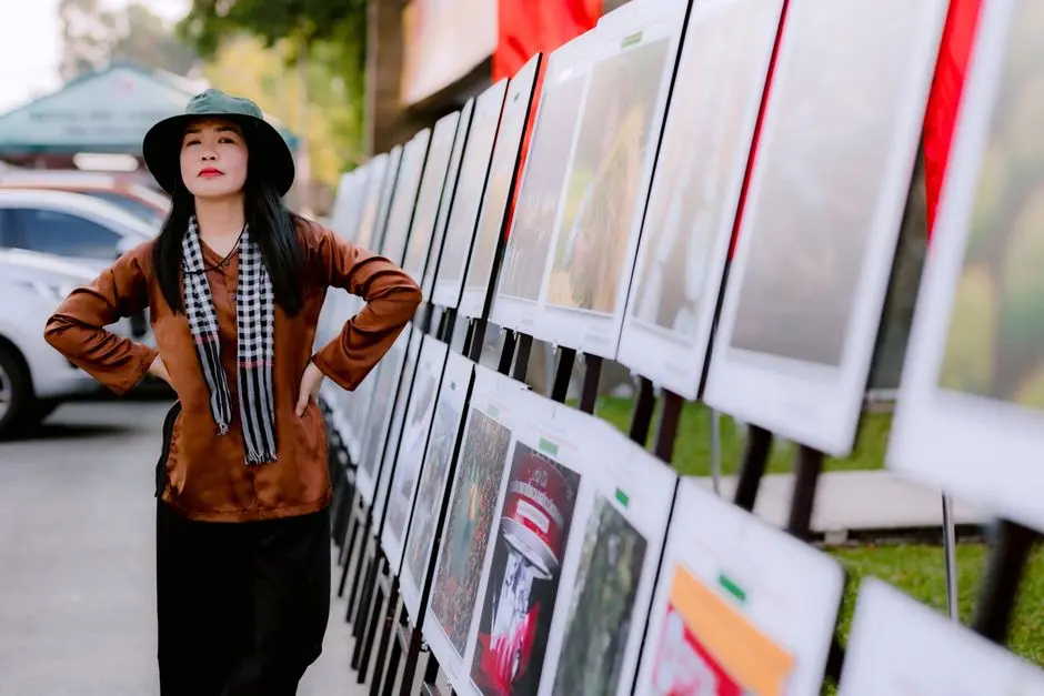 Pengunjung mengamati karya pada event pameran kreatif