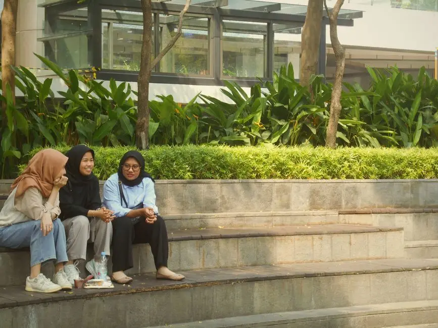 Suasana pengunjung menikmati event kreatif di ruang terbuka